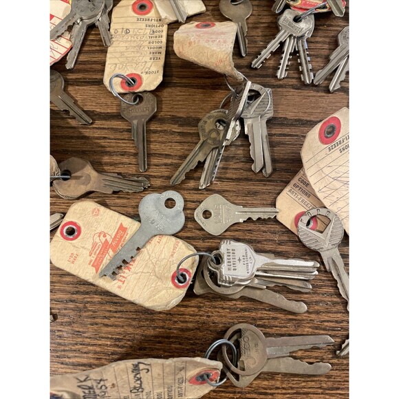 Lot of Old Keys Original Vintage Car Dealership Gas Locks Misc Ford Mercury - Picture 3 of 14